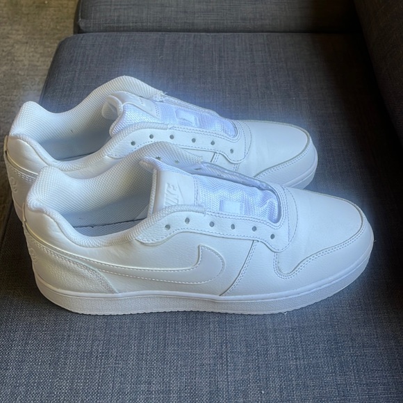 Nike white shoes size 9 men - worn once basically new condition - Picture 1 of 3